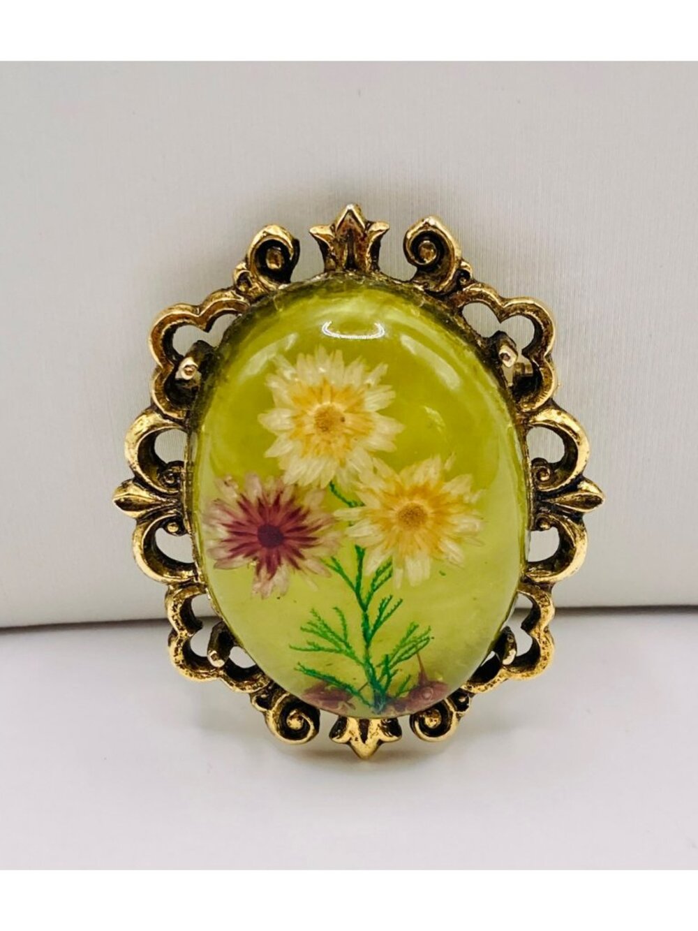 Vintage Dried Flowers Resin Brooch Pin Gold-Tone Filigree Frame -13B